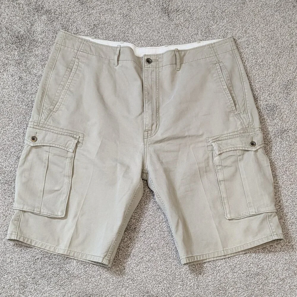 LEVI STRAUSS Beige Cotton Khaki High Rise Cargo Shorts; Size 40